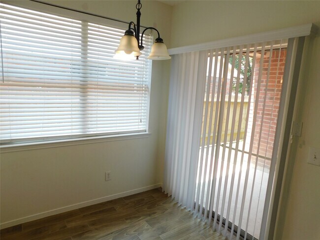 Building Photo - 2919 Desert Oasis Ln