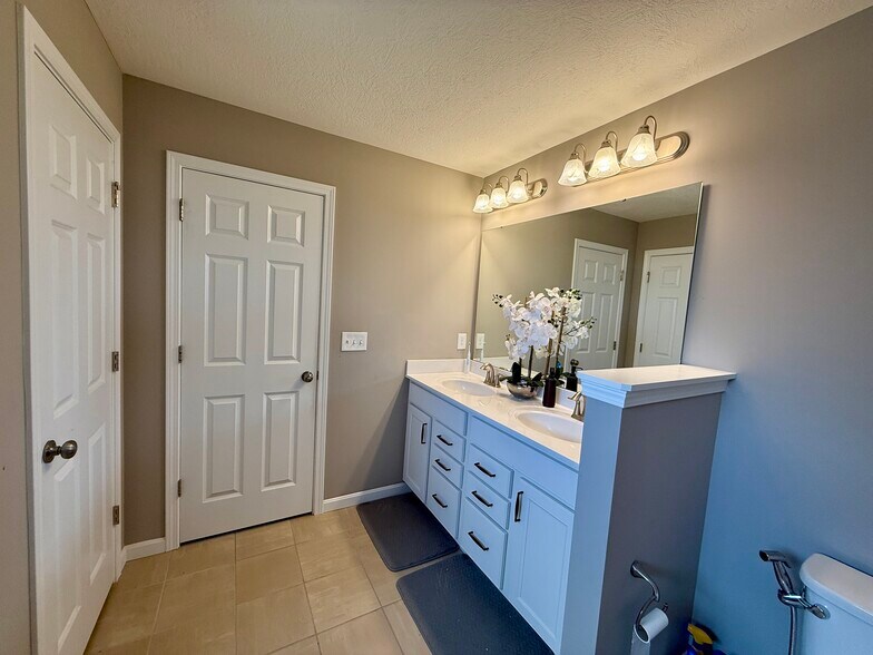 Master bathroom - 6855 Charlestown Ln