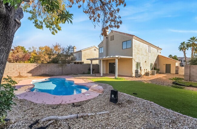 Building Photo - Stunning 4 bedroom home in Henderson with POOL!