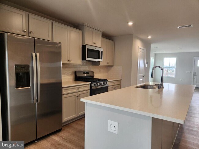 Building Photo - 377 Waterside Sq