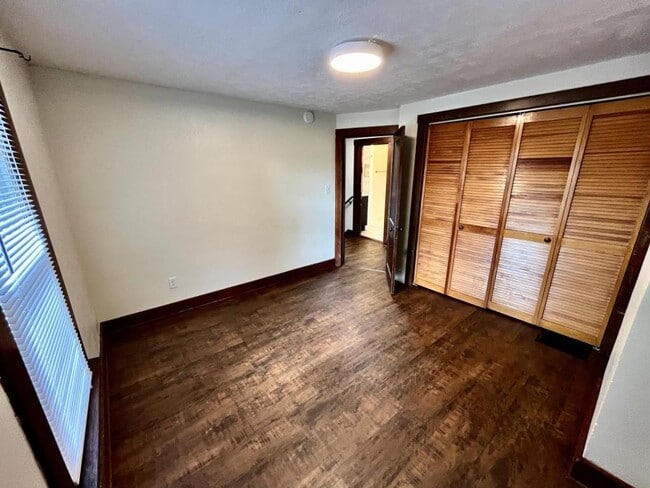 Building Photo - 604 N Park St