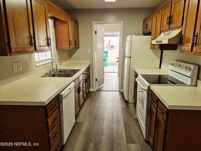 Building Photo - 604 Holly Ln