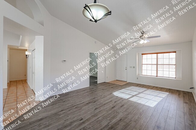 Building Photo - 1105 N Quail