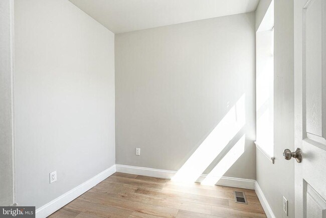 Building Photo - 3037 Tulip St
