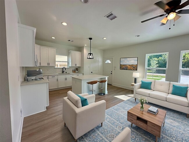 Building Photo - 243 Broadhurst Dr