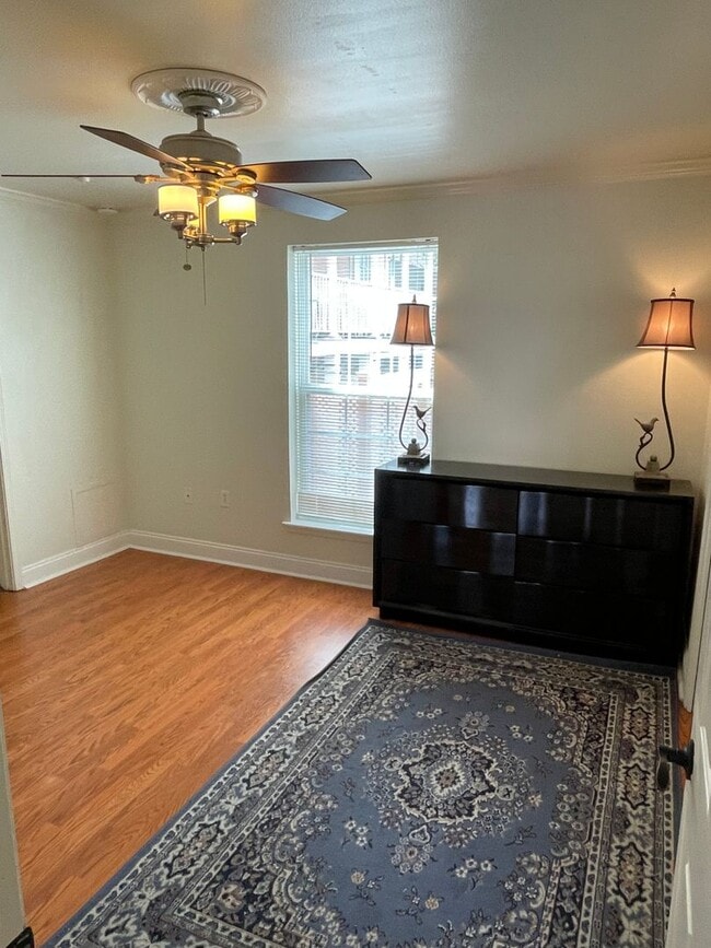 Building Photo - Great Corner Unit in University Area with Gated Parking