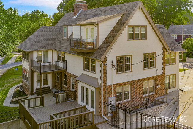 Building Photo - Top Floor 1100 SF 1 Bedroom off Ward Parkway