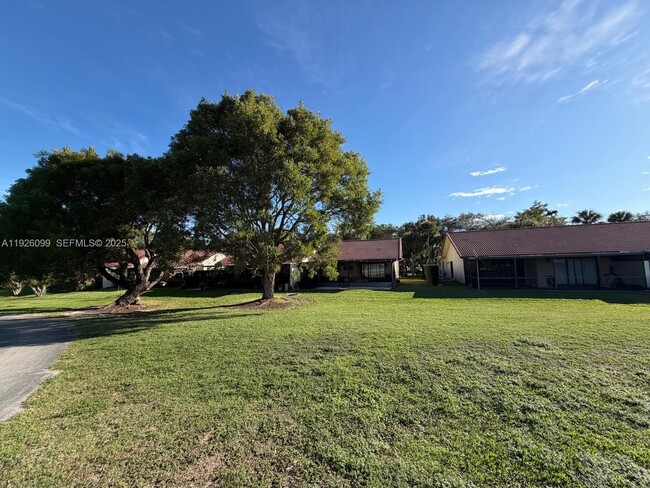 Building Photo - 16233 Laurel Dr