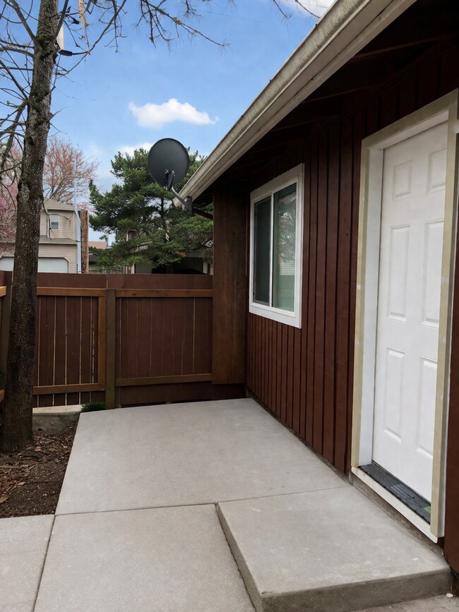 Building Photo - 2 Bedroom Townhouse Less than 2 Miles from OSU