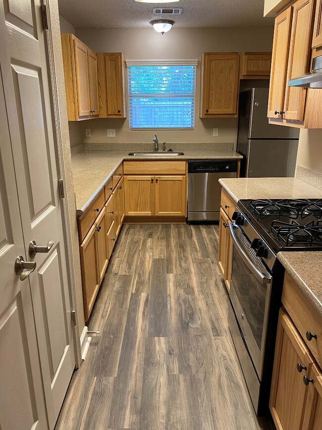 Building Photo - 32 Skystone Ct