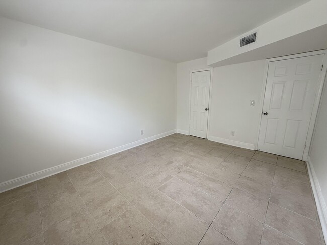 Building Photo - 906 Foresteria Dr