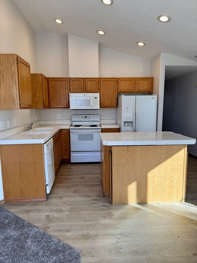 Building Photo - 4 Bedroom, 2 Bath House on Quiet Cul-de-sac