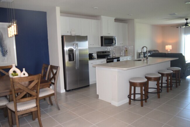 Building Photo - Stunning and elegant fully furnished 3/2/2 villa with Pool, hot tub & Lake views