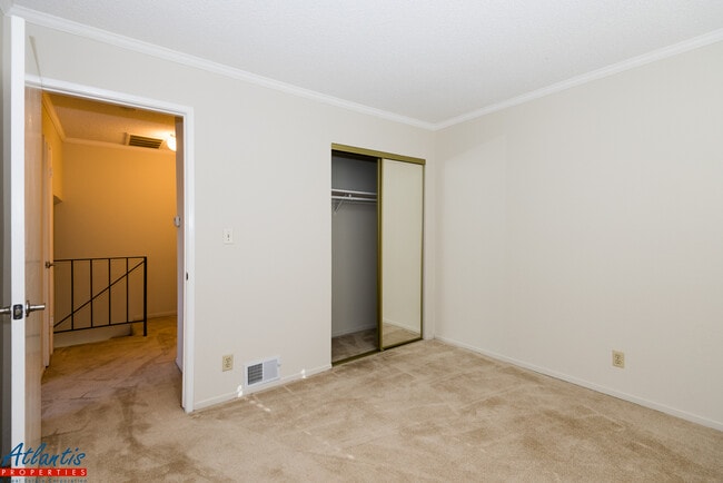 Building Photo - Beautiful Condo | Carport