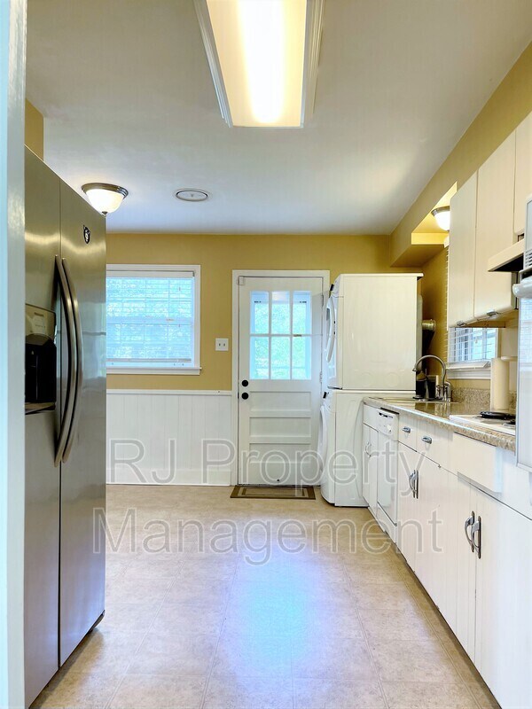 Building Photo - 4950 Essexshire Ave