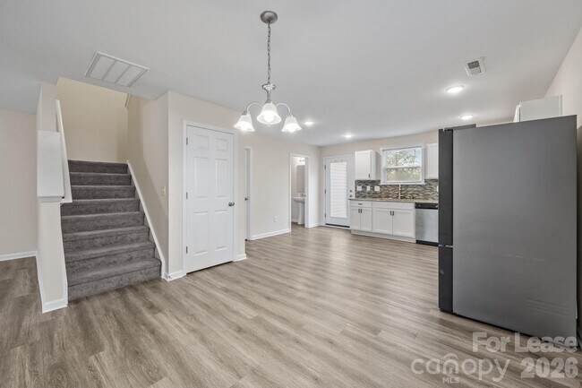 Building Photo - 409 Kickapoo Ave