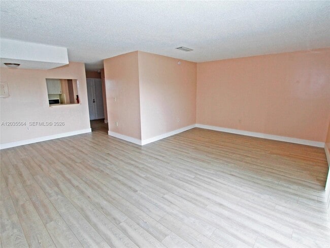 Building Photo - 9351 Fontainebleau Blvd