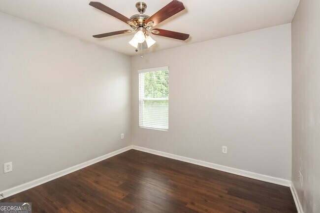 Building Photo - 3120 Englewood Dr
