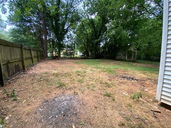 Building Photo - 2 Bedroom, 1 Bath Home in East Rome!