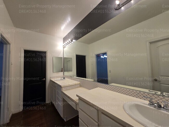 Building Photo - 3 bedroom/ 2.5 bathroom 2 story home.