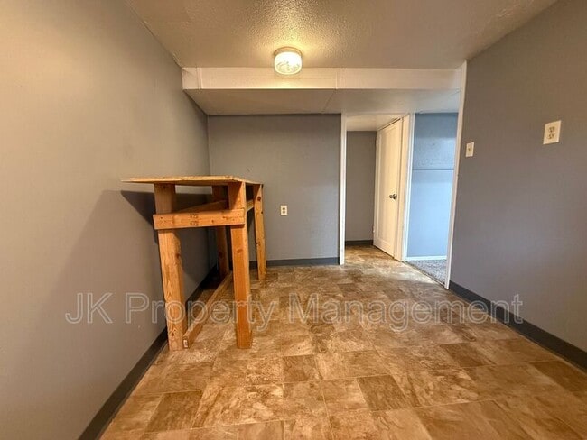 Building Photo - 609 6th Ave N