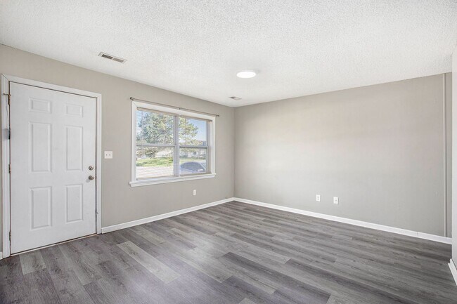 Building Photo - Beautiful 2BR/1BA Duplex in Independence!