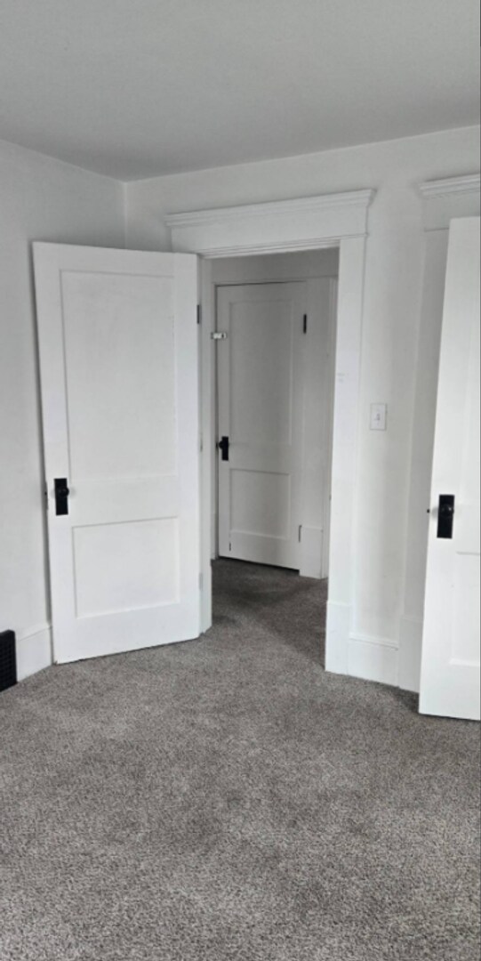 Building Photo - Charming 4-Bedroom Property in Prime Location