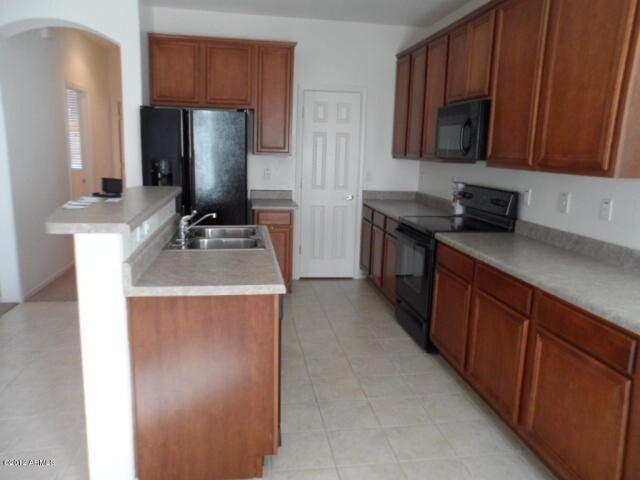 Building Photo - Large 3 Bedroom Split Floor Plan with a Great Room !