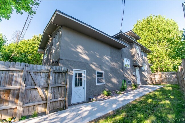 Building Photo - 216 Park Dr W