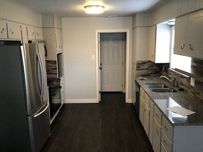 Building Photo - AVAILABLE NOW !