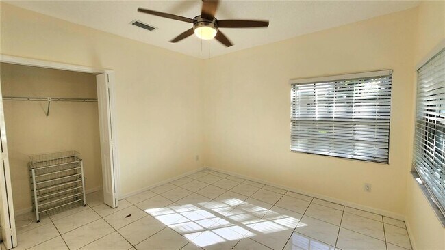 Building Photo - 3037 Crest Dr