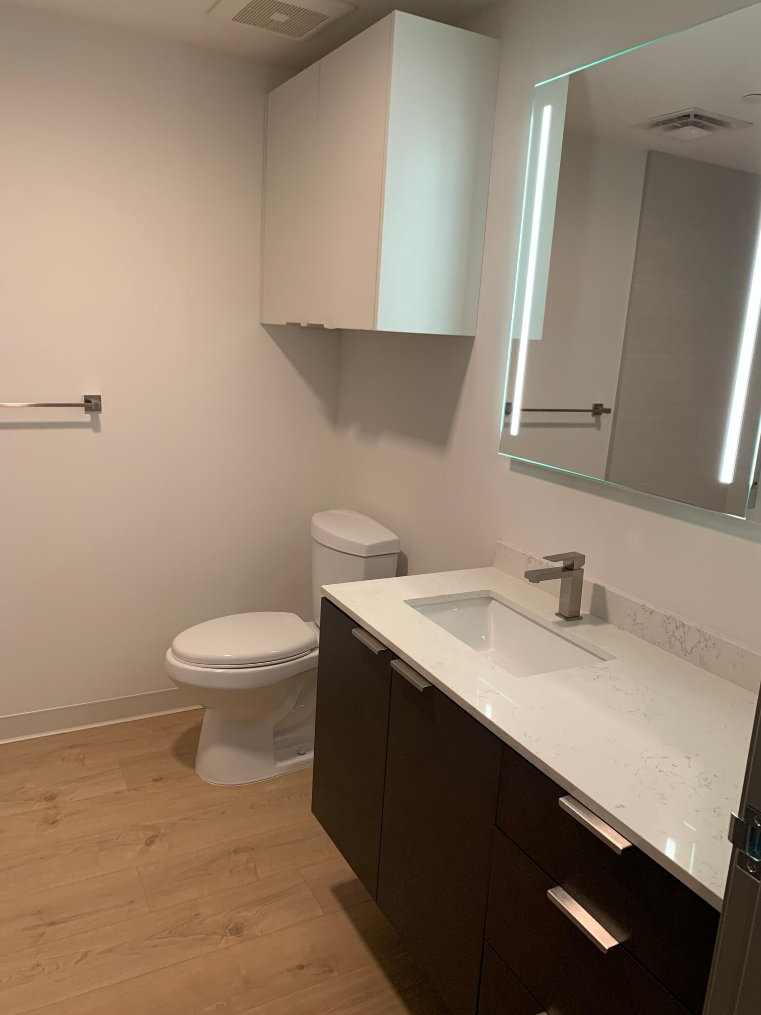bathroom - 718 W Babcock St