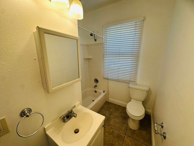 Building Photo - Come View This Perfect 2 Bedroom 1 Bath Located In the Heart of Downtown!!