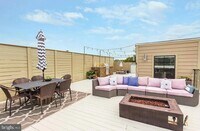 Building Photo - Top Floor, 2BR, 2BA with Den + Private Large Rooftop and Garage parking! A Must see!!