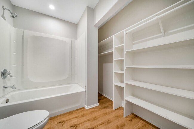 Building Photo - 4/Bed, 4/Bath Home with Parking, Washer/ Dryer and Spa, Close to Chapman University/ Orange Circle