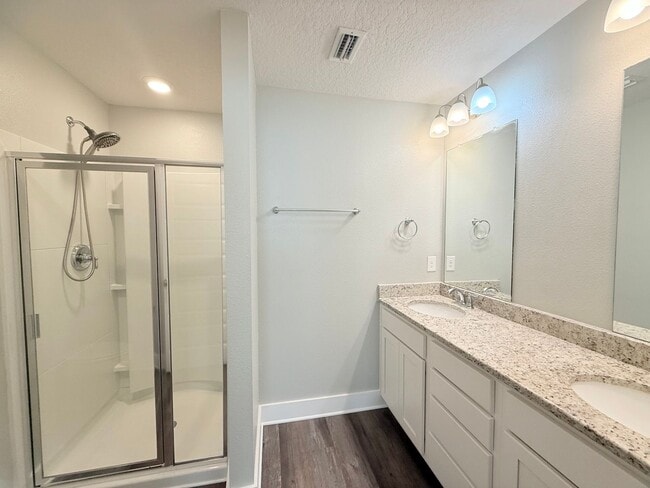 Building Photo - 3 Bed/2.5 Bath Townhome - Prime Pensacola ...