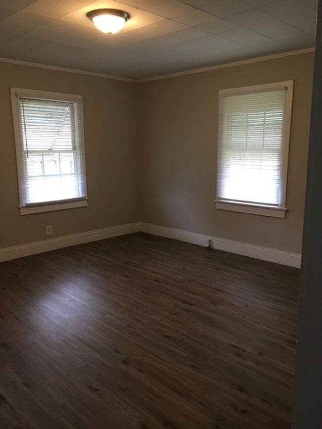 Building Photo - Cute 2 Bedroom Home with Hardwood Floors!