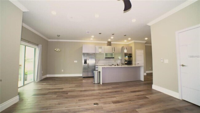 Building Photo - 2025 Greenbriar Ter