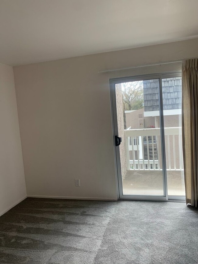 Building Photo - Lovely 2-Bedroom Apartment in Sharon Heights