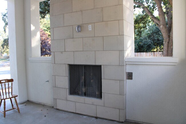 Building Photo - Gorgeous 3 Bedroom, 2 Bath Home in Rural Danville Setting