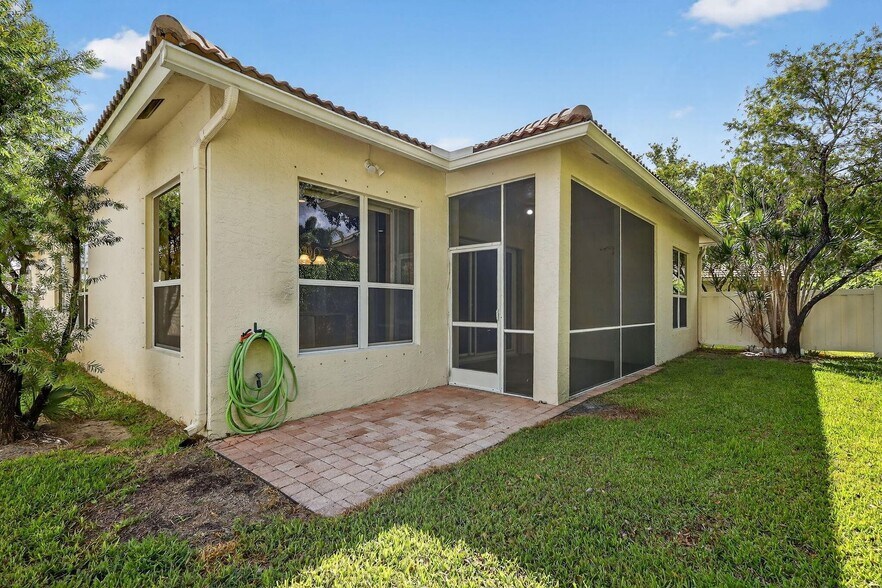 Building Photo - 8650 High Cay