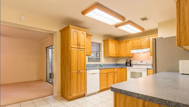 Building Photo - 3/2 Home in Northwood Ready for Move-In!