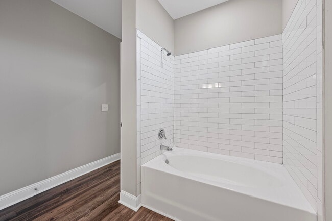 Building Photo - 840 United Ave SE