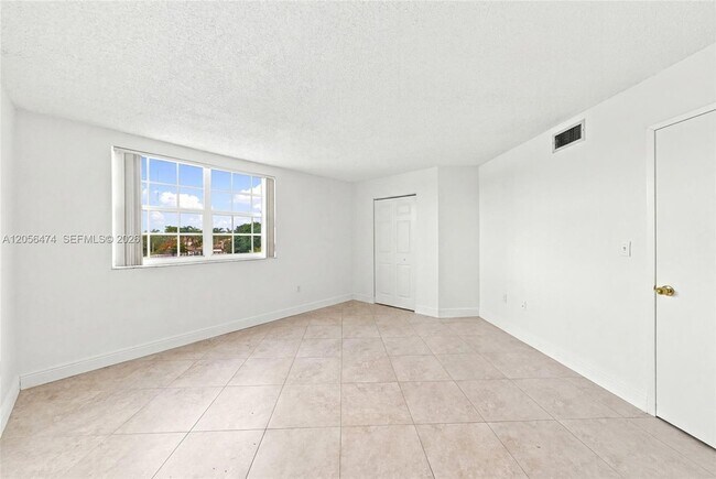 Building Photo - 9735 Fontainebleau Blvd