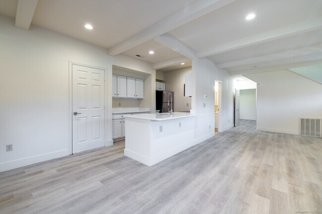 Building Photo - 206 Montoya Dr