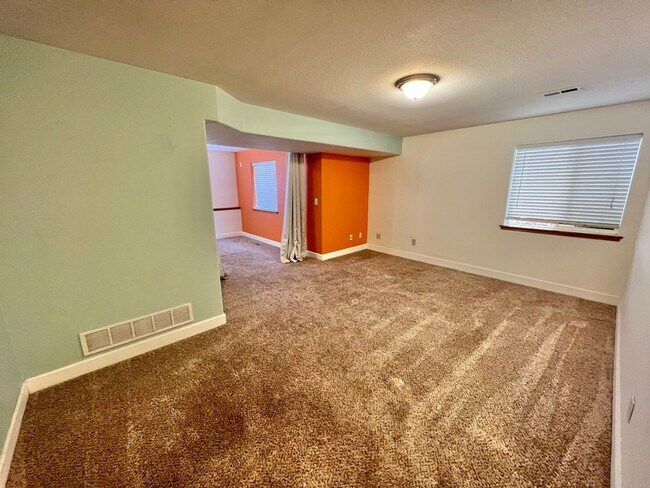 Building Photo - 3 bed 3.5 Bath with Bonus Studio Suite Above Detached Garage!