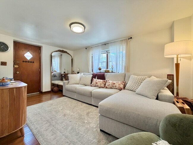 Building Photo - 196 6th St