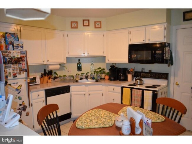 Building Photo - 302 Doral Dr