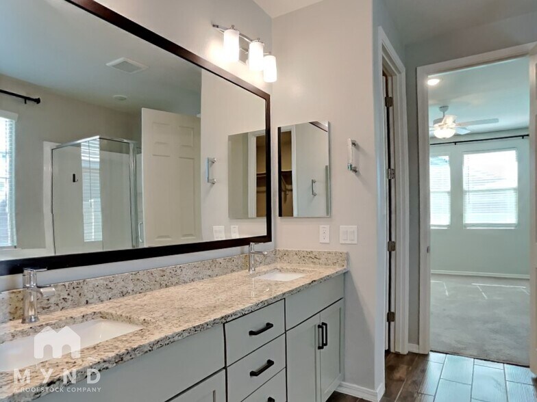 Building Photo - 15093 W Latham St