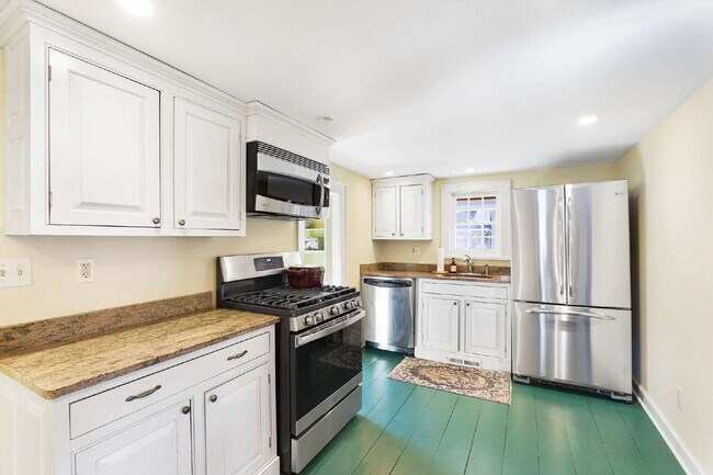 Building Photo - Historic Mendham Home